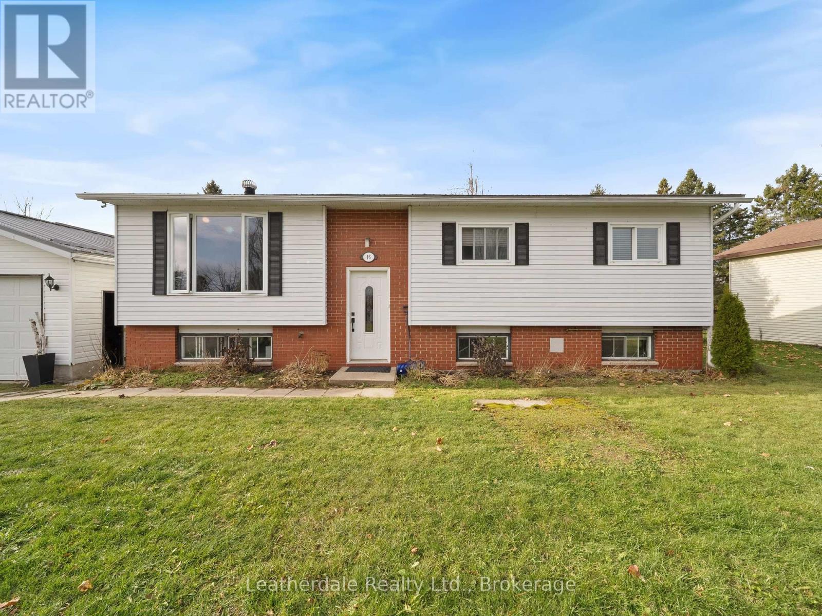 16 Preston Street, Oro-Medonte (Warminister), Ontario  L0K 2G0 - Photo 2 - S12614002
