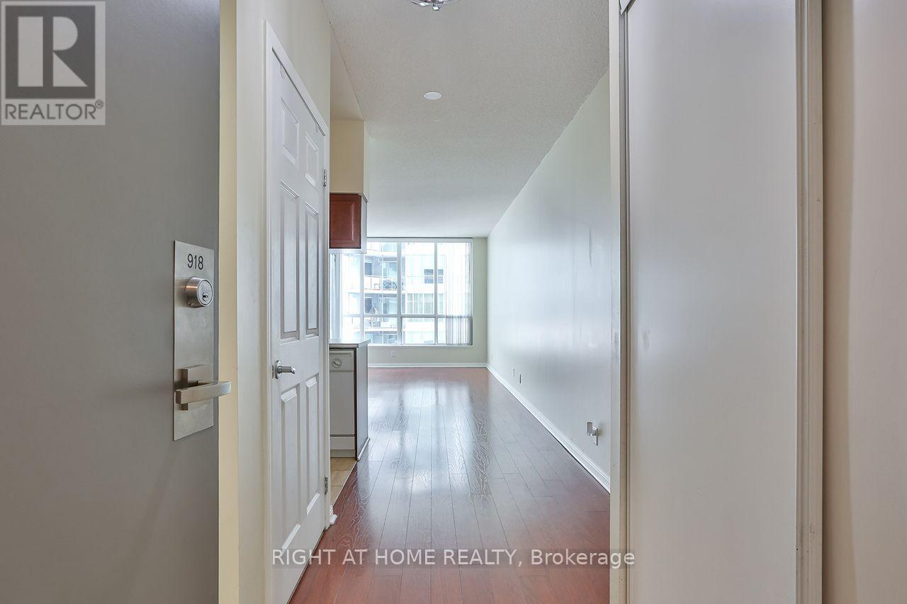 918 - 230 Queens Quay W, Toronto, Ontario  M5J 2Y7 - Photo 2 - C12613992