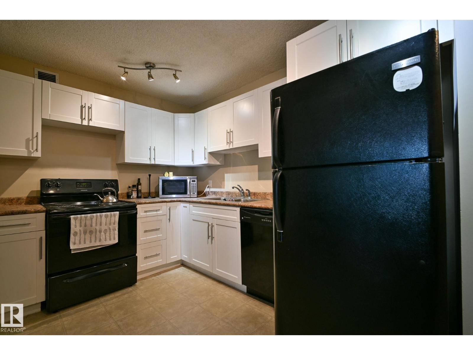 #802 9710 105 St Nw, Edmonton, Alberta  T5K 1A4 - Photo 9 - E4466399