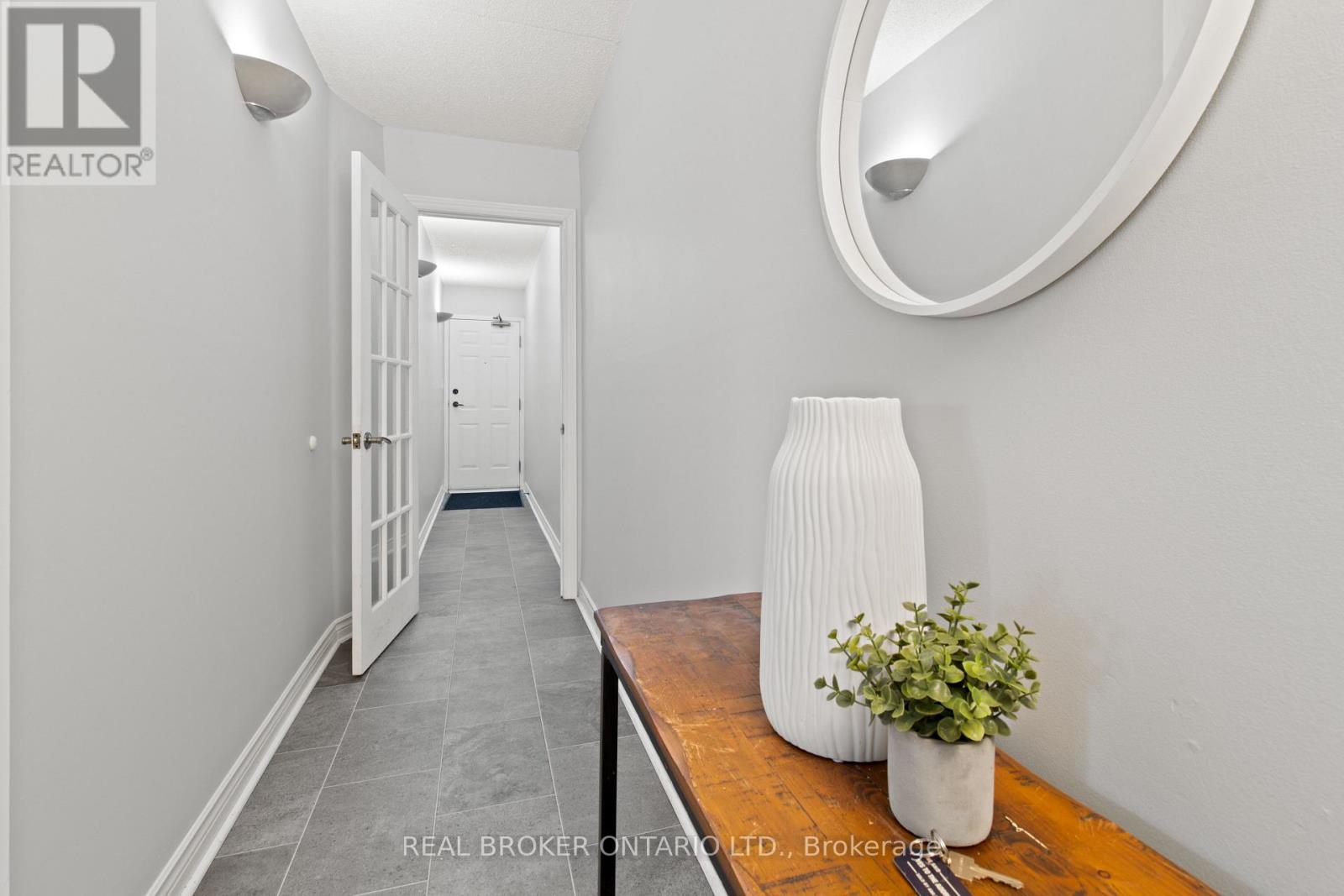 214 - 2010 Cleaver Avenue, Burlington, Ontario  L7M 4C1 - Photo 2 - W12613994