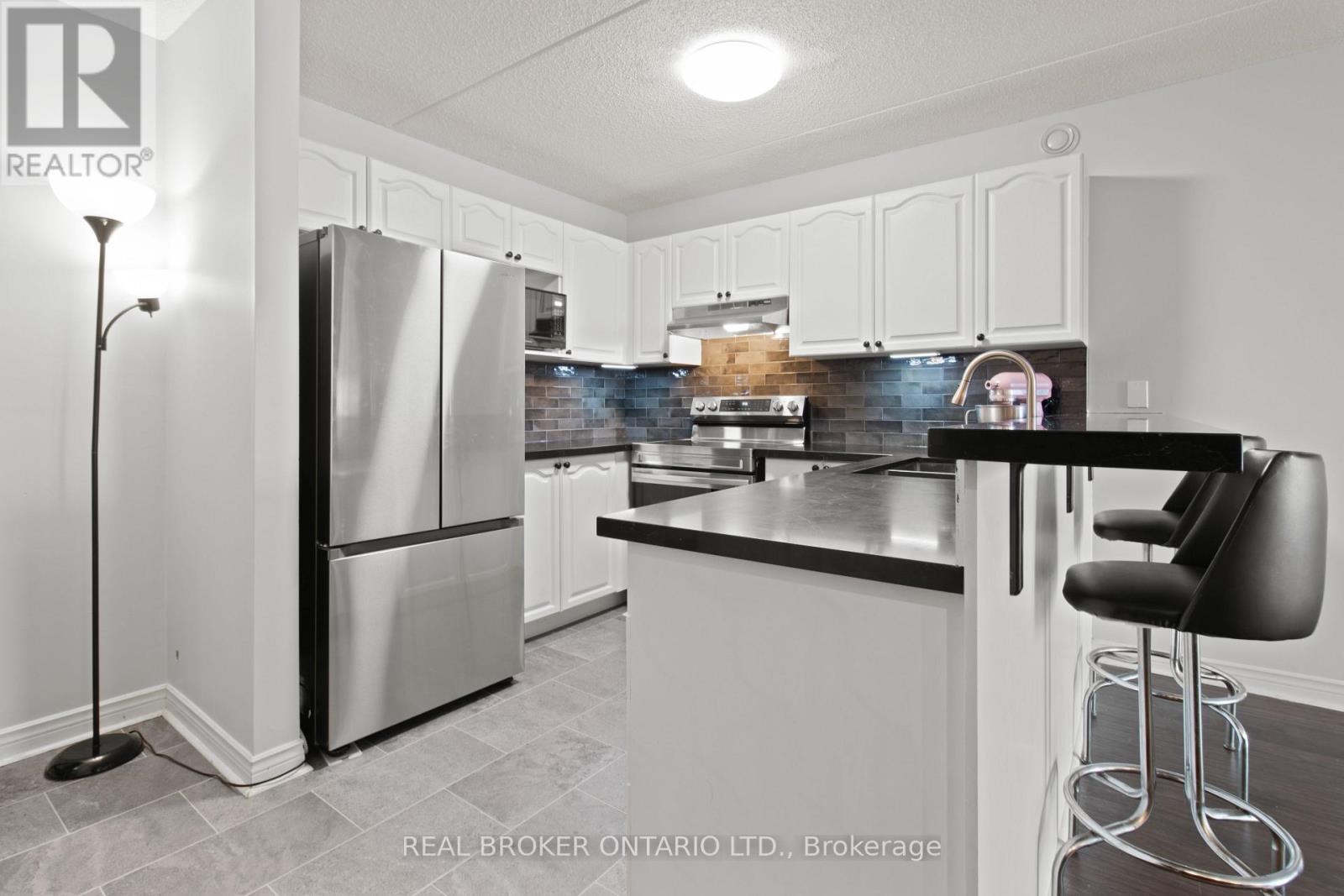 214 - 2010 Cleaver Avenue, Burlington, Ontario  L7M 4C1 - Photo 4 - W12613994