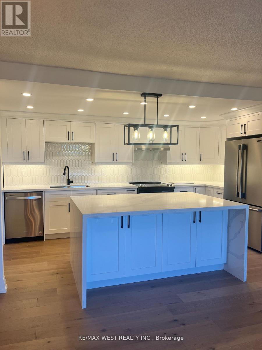 304 - 1535 Lakeshore Road E, Mississauga, Ontario  L5E 3E2 - Photo 2 - W12614034