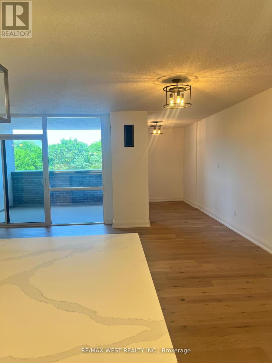 304 - 1535 Lakeshore Road E, Mississauga, Ontario  L5E 3E2 - Photo 6 - W12614034