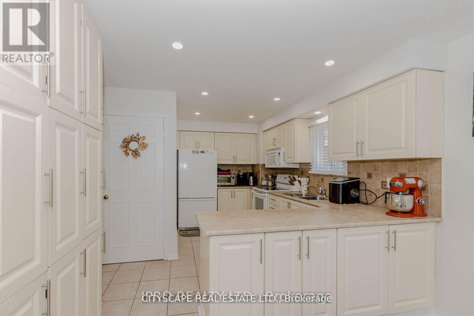 6906 Hickling Crescent N, Mississauga, Ontario  L5N 5A8 - Photo 19 - W12614090