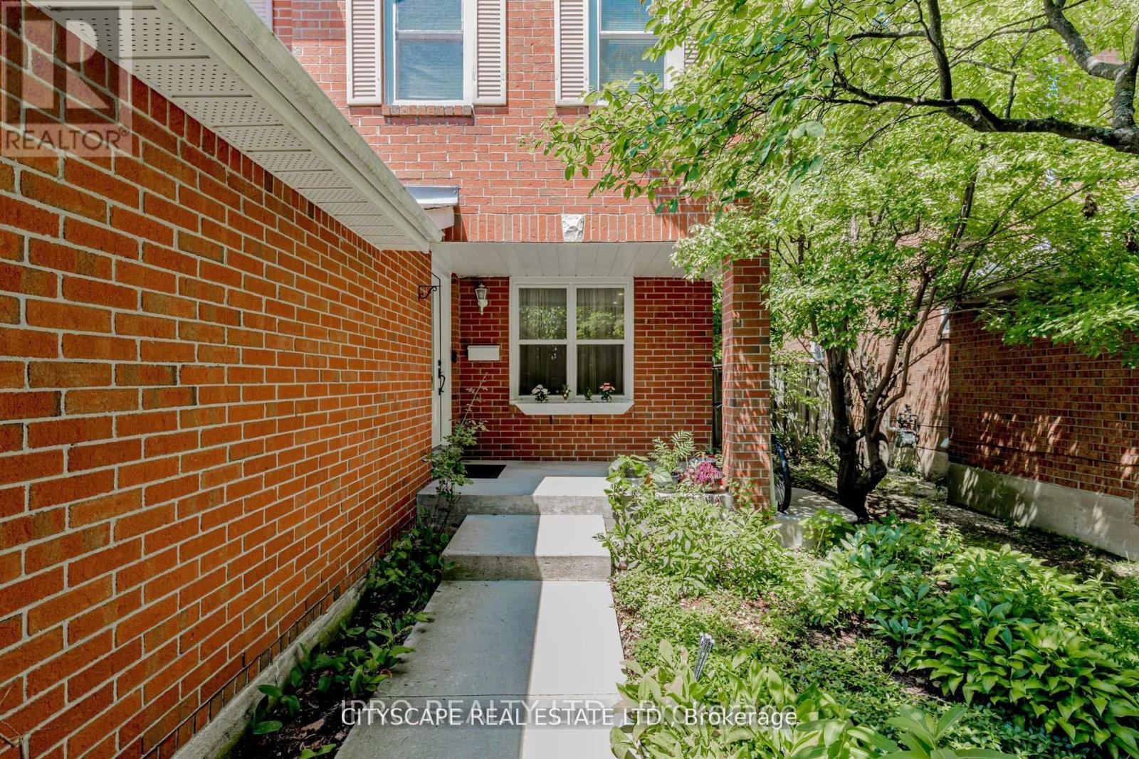 6906 Hickling Crescent N, Mississauga, Ontario  L5N 5A8 - Photo 3 - W12614090