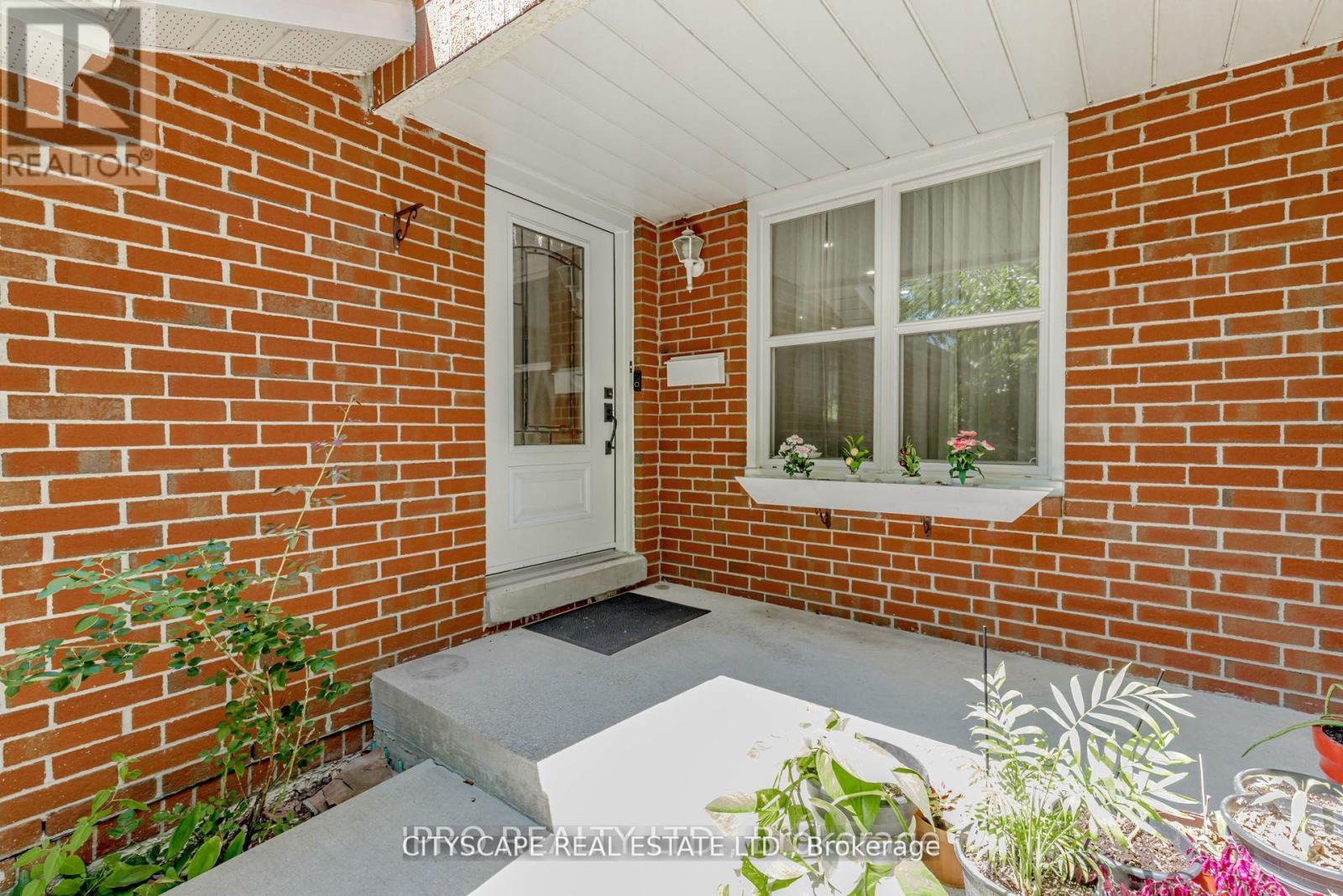 6906 Hickling Crescent N, Mississauga, Ontario  L5N 5A8 - Photo 4 - W12614090