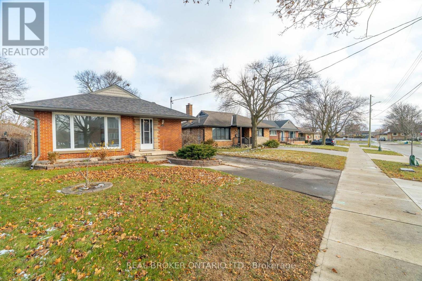 220 Bruce Street, Kitchener, Ontario  N2B 1Z3 - Photo 2 - X12614074