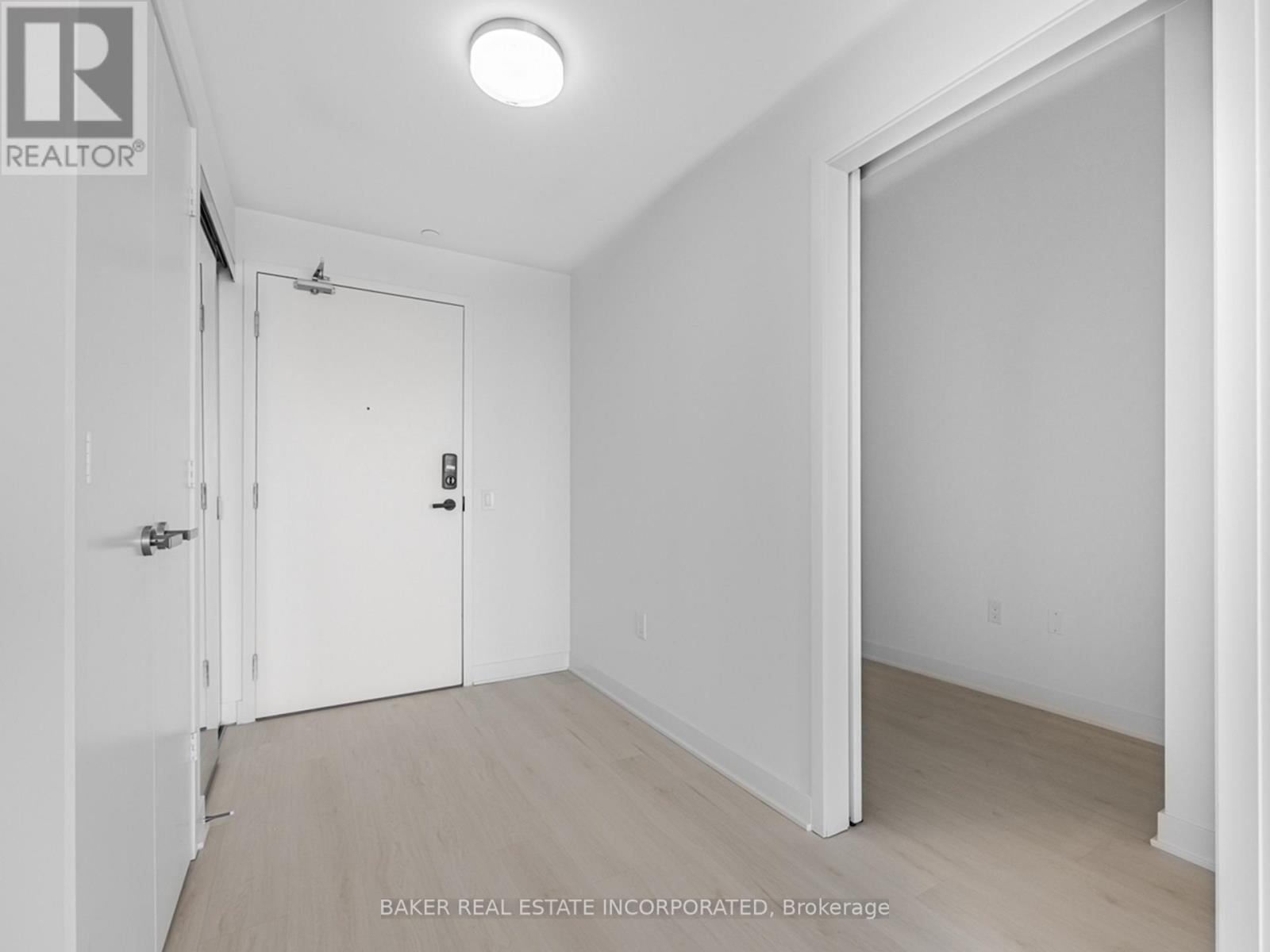 5806 - 3900 Confederation Parkway, Mississauga, Ontario  L5B 0M3 - Photo 2 - W12614138