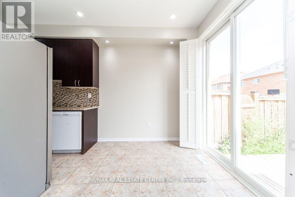 130 Sussexvale Drive, Brampton, Ontario  L6R 3R2 - Photo 12 - W12614140