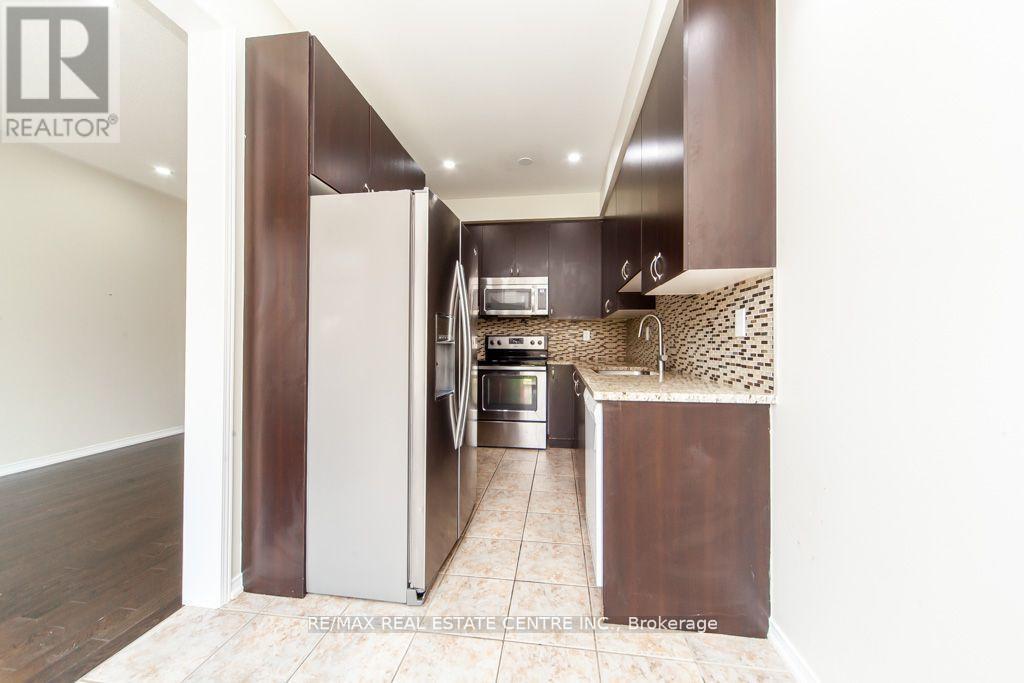 130 Sussexvale Drive, Brampton, Ontario  L6R 3R2 - Photo 13 - W12614140