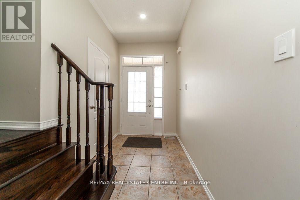 130 Sussexvale Drive, Brampton, Ontario  L6R 3R2 - Photo 4 - W12614140