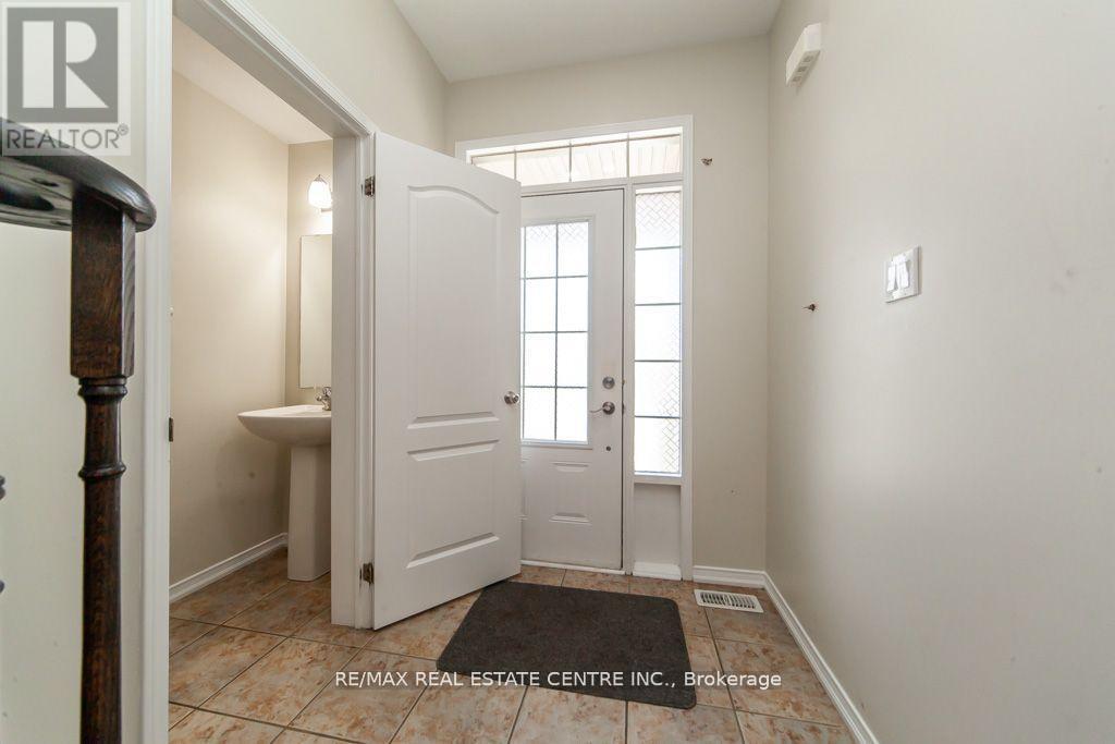 130 Sussexvale Drive, Brampton, Ontario  L6R 3R2 - Photo 5 - W12614140