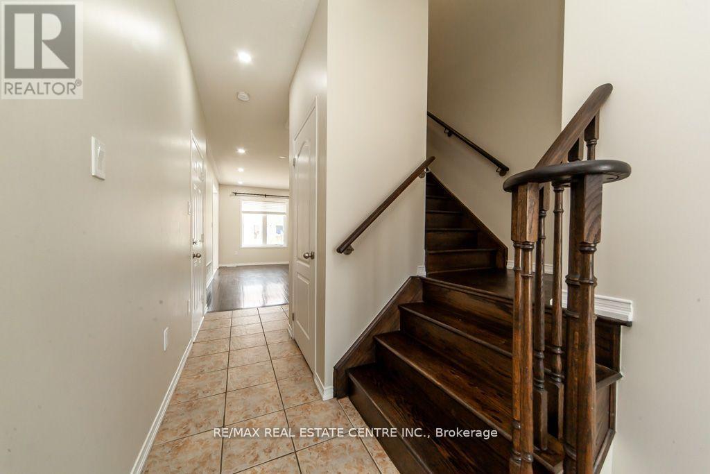 130 Sussexvale Drive, Brampton, Ontario  L6R 3R2 - Photo 6 - W12614140