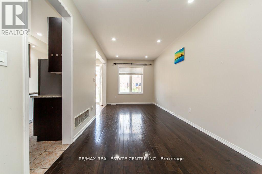 130 Sussexvale Drive, Brampton, Ontario  L6R 3R2 - Photo 7 - W12614140