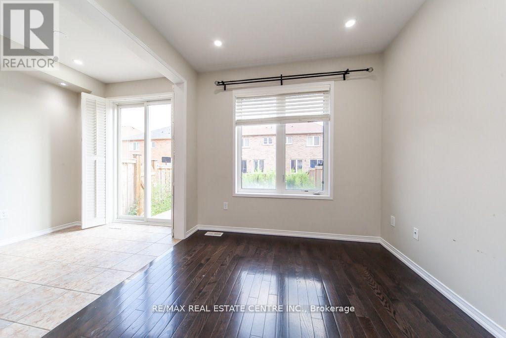 130 Sussexvale Drive, Brampton, Ontario  L6R 3R2 - Photo 8 - W12614140