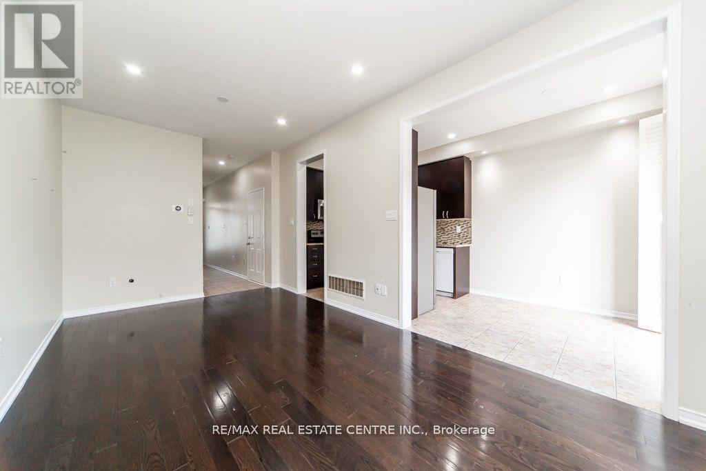 130 Sussexvale Drive, Brampton, Ontario  L6R 3R2 - Photo 9 - W12614140