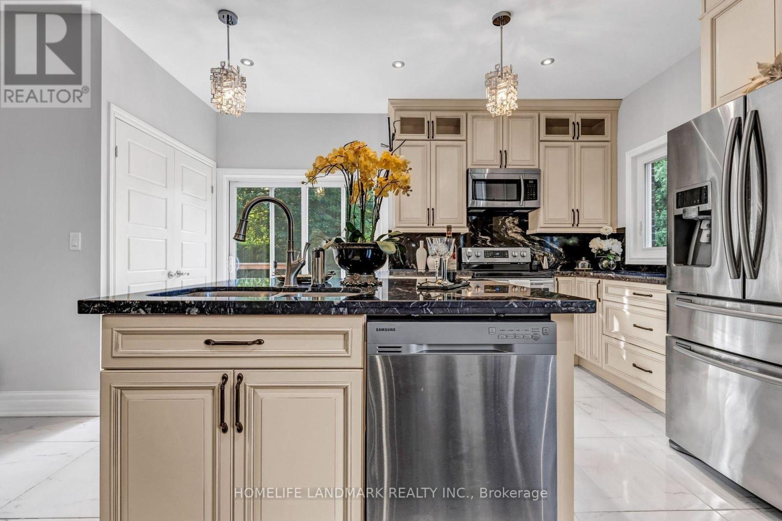 156 Duncan Road, Richmond Hill, Ontario  L4C 6J8 - Photo 7 - N12612768