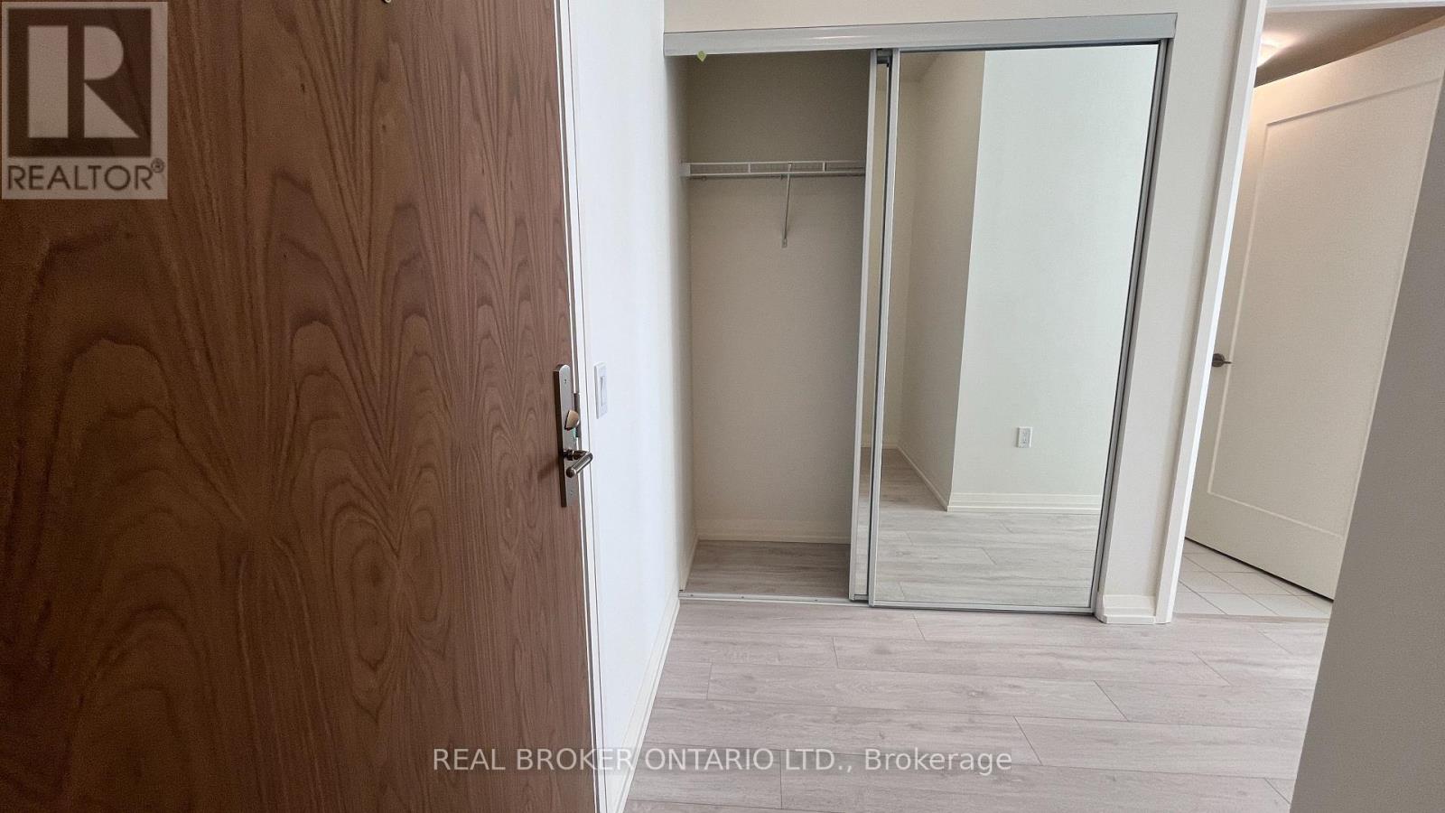 307 - 27 Korda Gate, Vaughan, Ontario  L4K 2M9 - Photo 5 - N12614228