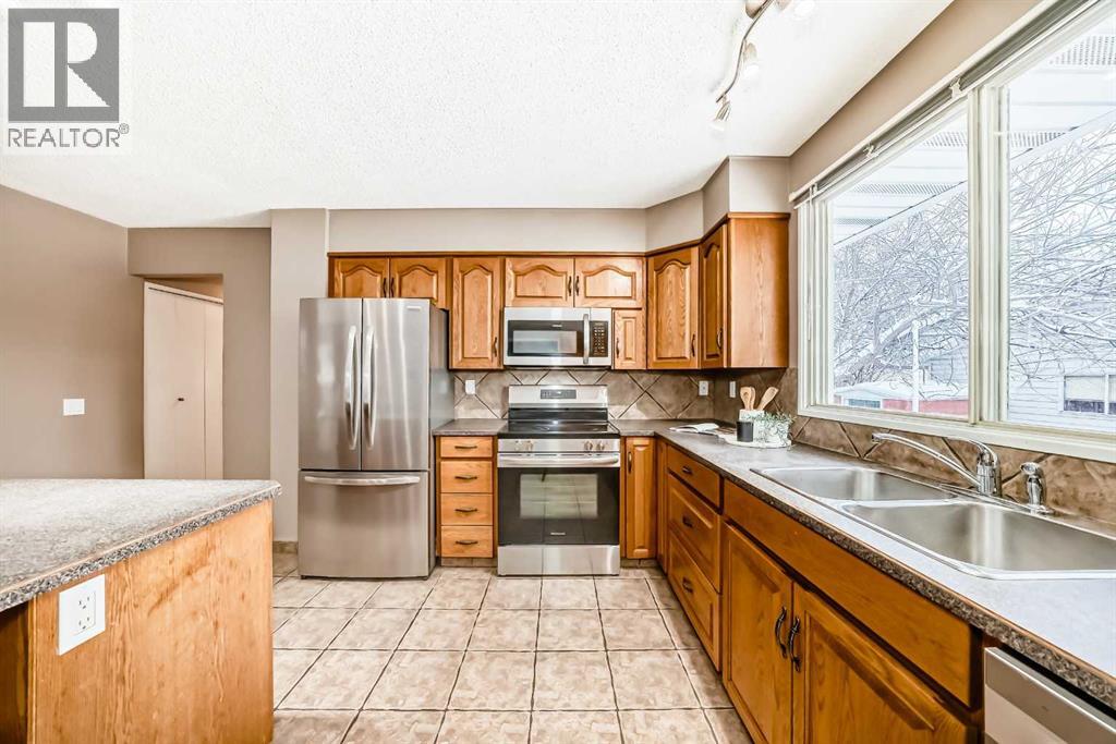 131 Bracewood Road Sw, Calgary, Alberta  T2W 3B9 - Photo 5 - A2273773