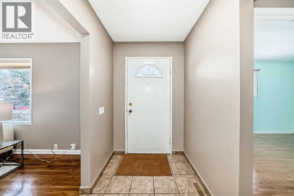 131 Bracewood Road Sw, Calgary, Alberta  T2W 3B9 - Photo 3 - A2273773