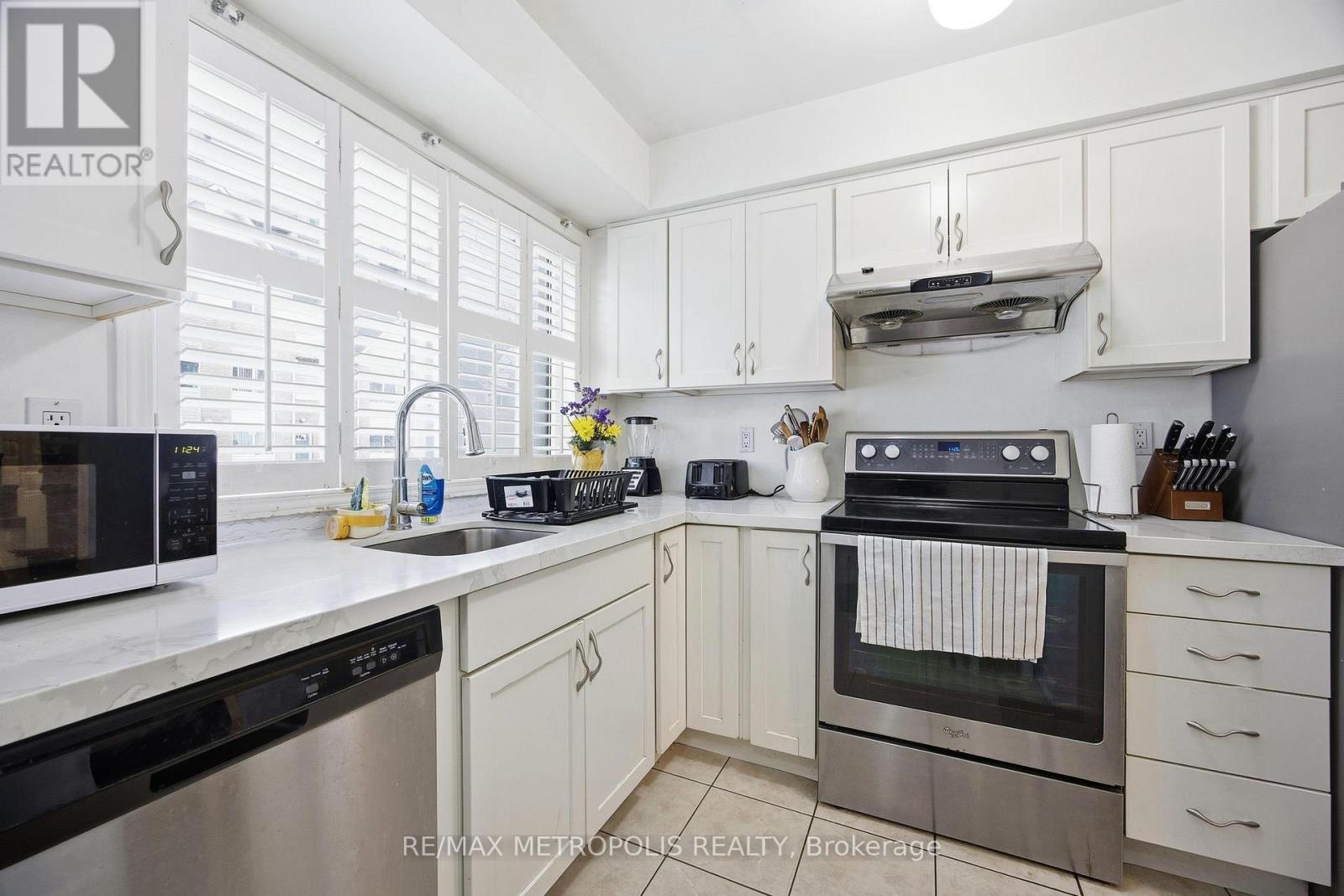 40 - 21 Replin Road, Toronto, Ontario  M6A 2M8 - Photo 3 - C12614352