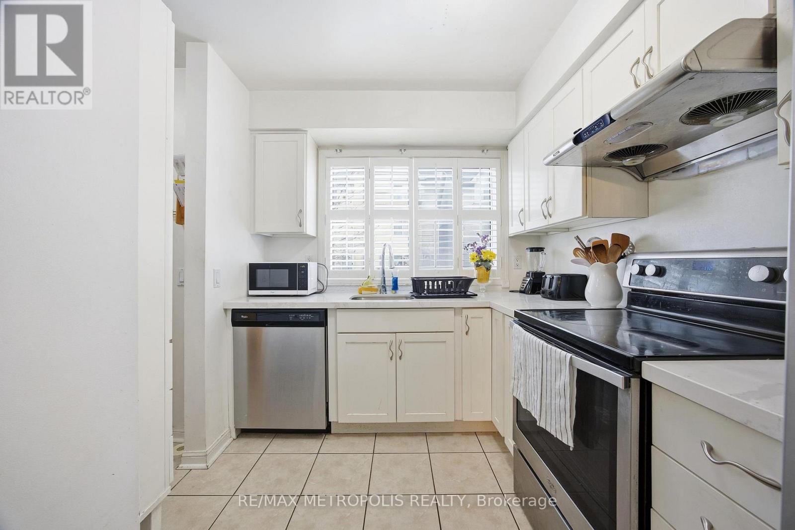 40 - 21 Replin Road, Toronto, Ontario  M6A 2M8 - Photo 4 - C12614352