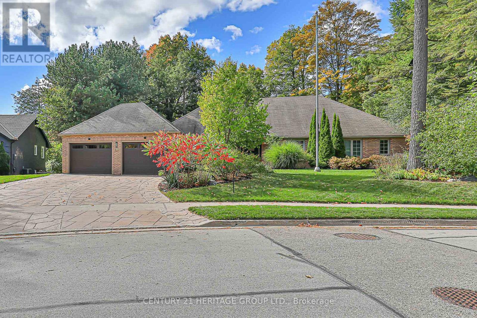 46 PINENEEDLE DRIVE, Aurora, Ontario