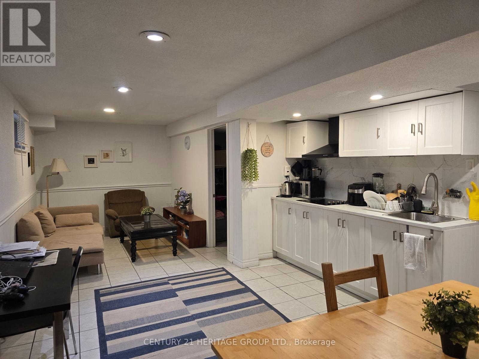 21 Laurel Valley Court N, Vaughan, Ontario  L4K 2B3 - Photo 2 - N12614364