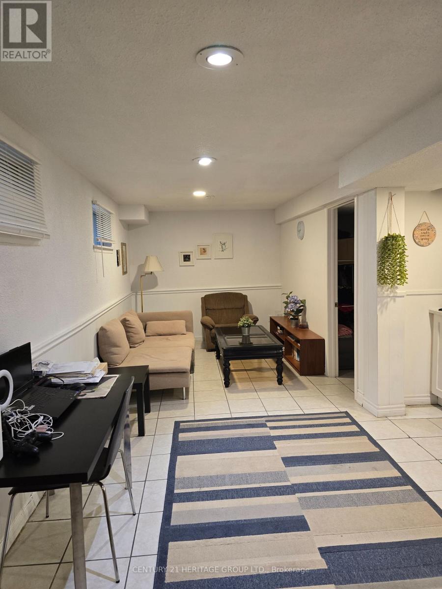 21 Laurel Valley Court N, Vaughan, Ontario  L4K 2B3 - Photo 3 - N12614364