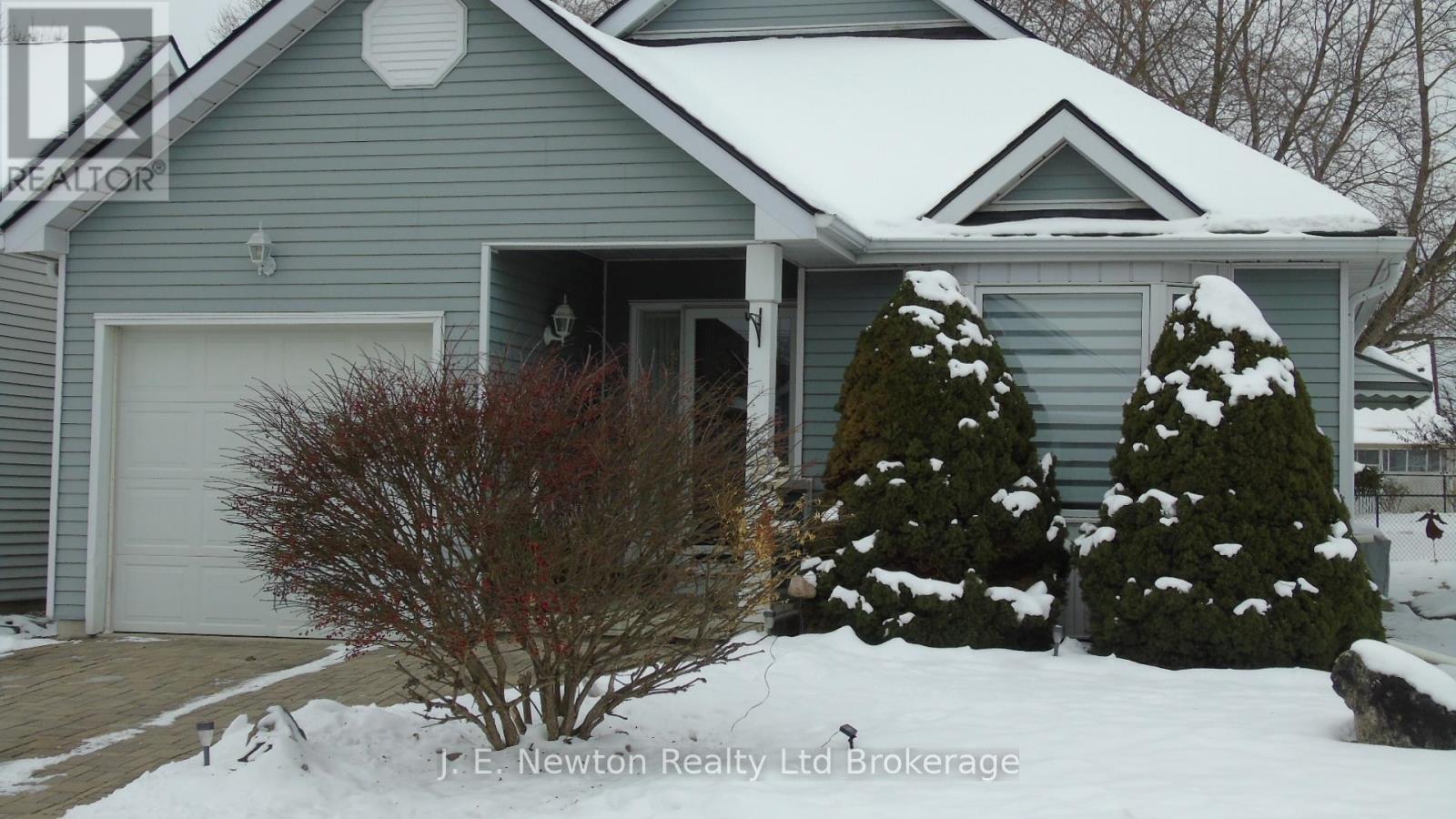 11 Sinclair Drive, Tillsonburg, Ontario N4G 5L6 - Photo 1 - X12614402