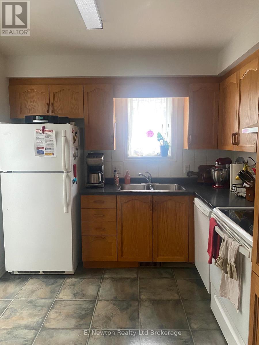 11 Sinclair Drive, Tillsonburg, Ontario N4G 5L6 - Photo 5 - X12614402