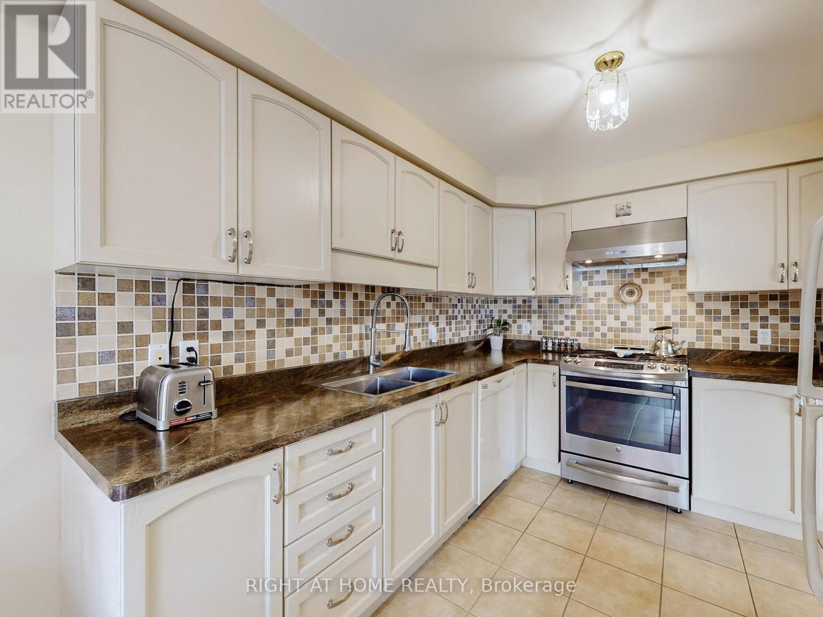 124 Peachwood Crescent, Hamilton, Ontario  L8E 5Z8 - Photo 10 - X12491054