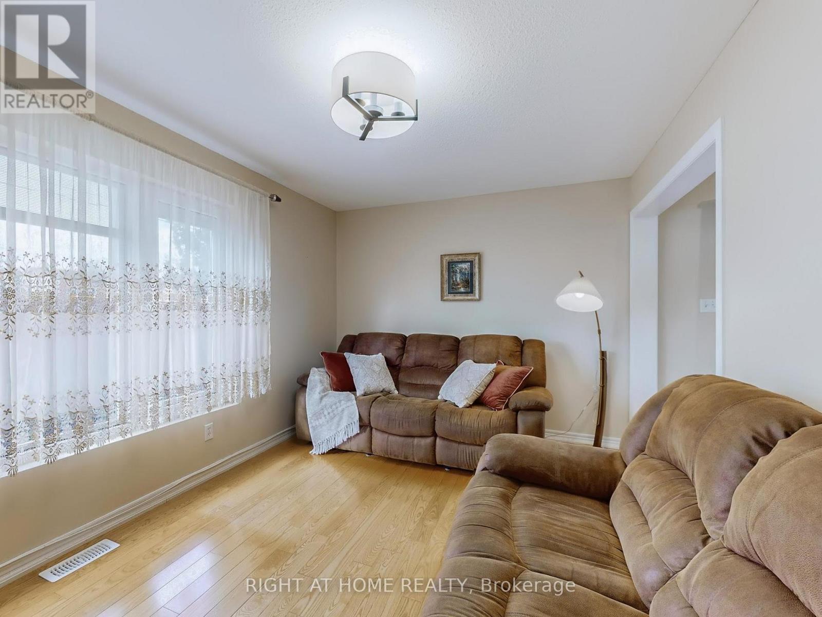 124 Peachwood Crescent, Hamilton, Ontario  L8E 5Z8 - Photo 6 - X12491054