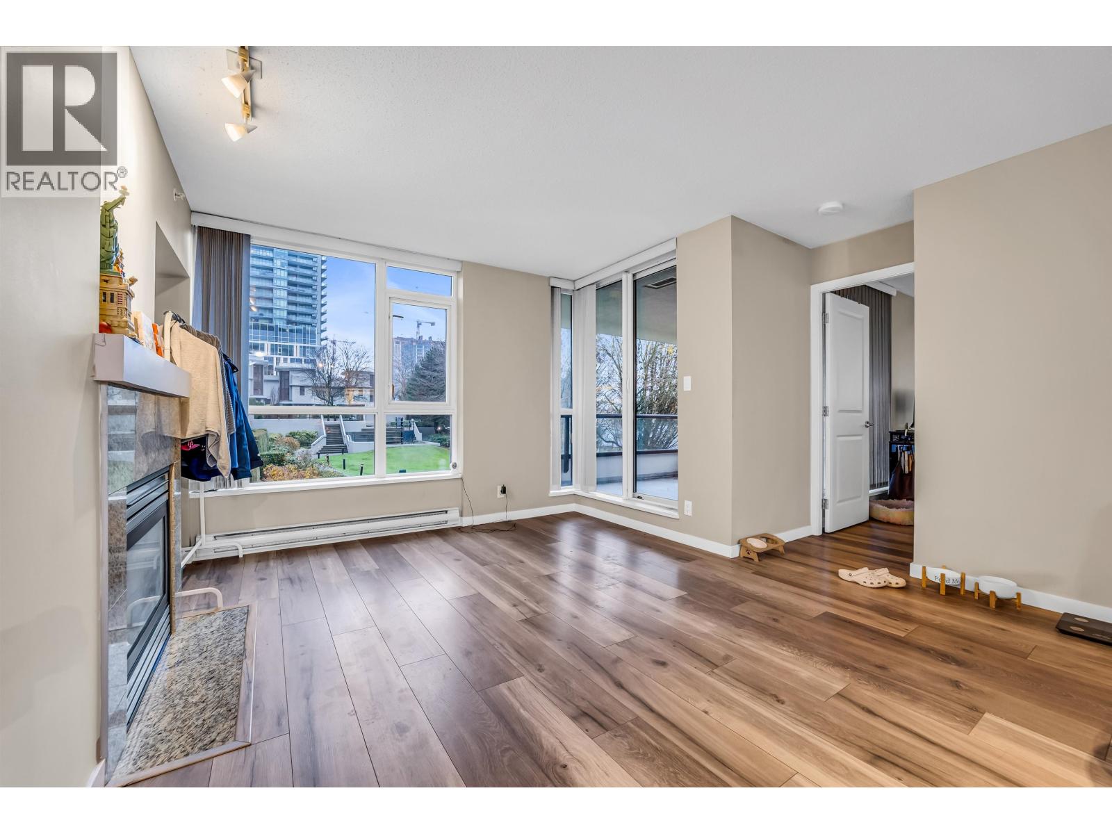 201 2138 Madison Avenue, Burnaby, British Columbia  V5C 6T5 - Photo 2 - R3073160