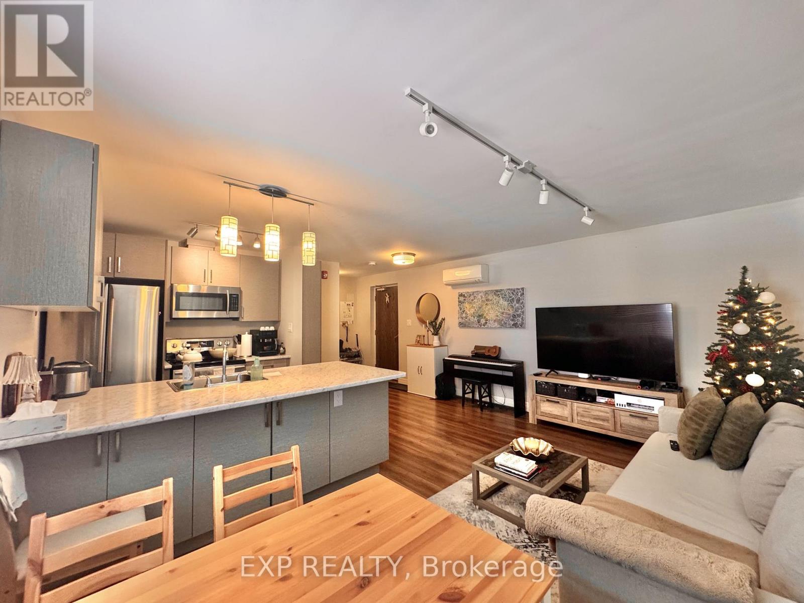 204 - 5 Paisley Boulevard E, Mississauga, Ontario  L6A 1P3 - Photo 4 - W12614390