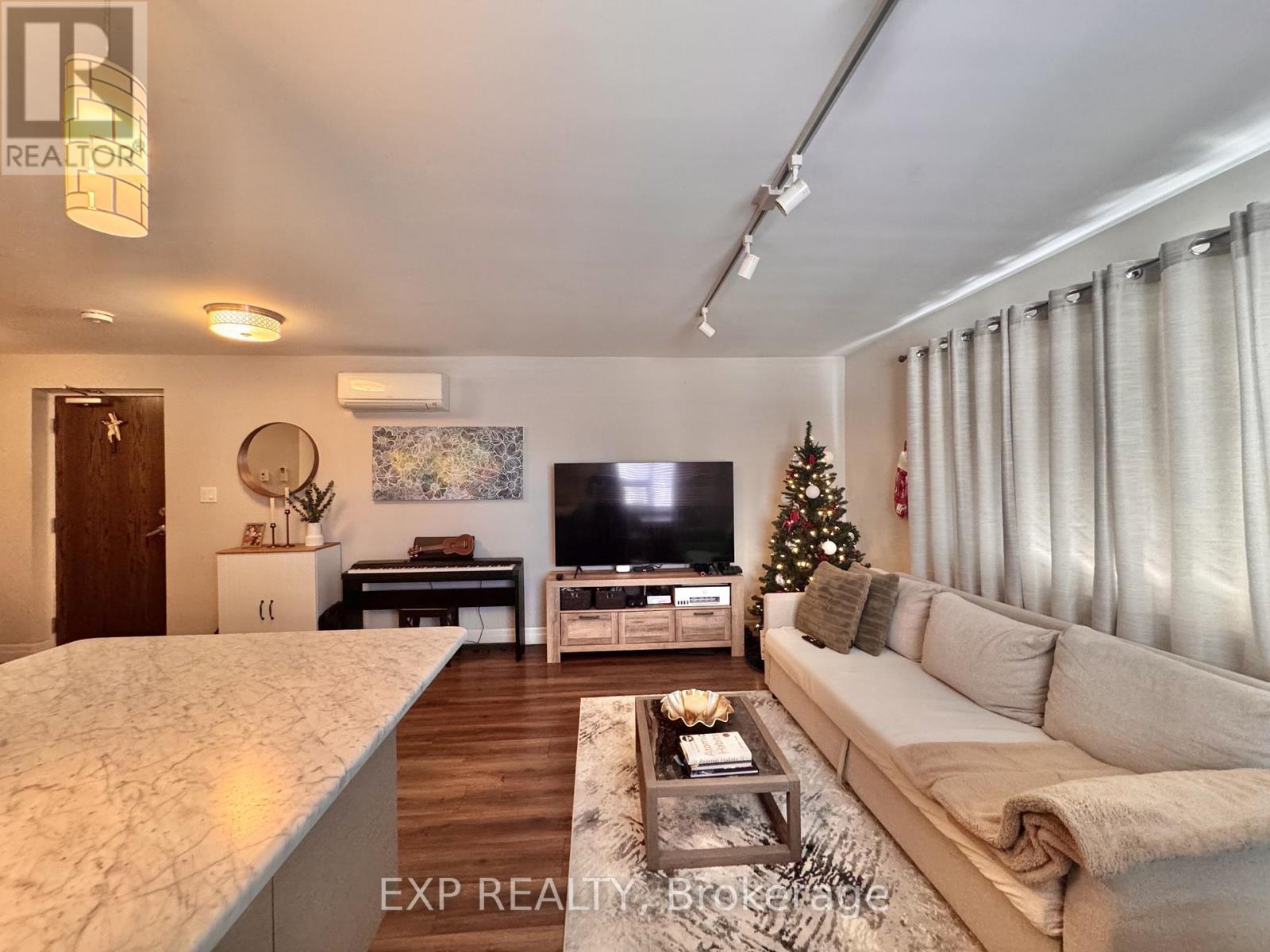 204 - 5 Paisley Boulevard E, Mississauga, Ontario  L6A 1P3 - Photo 5 - W12614390