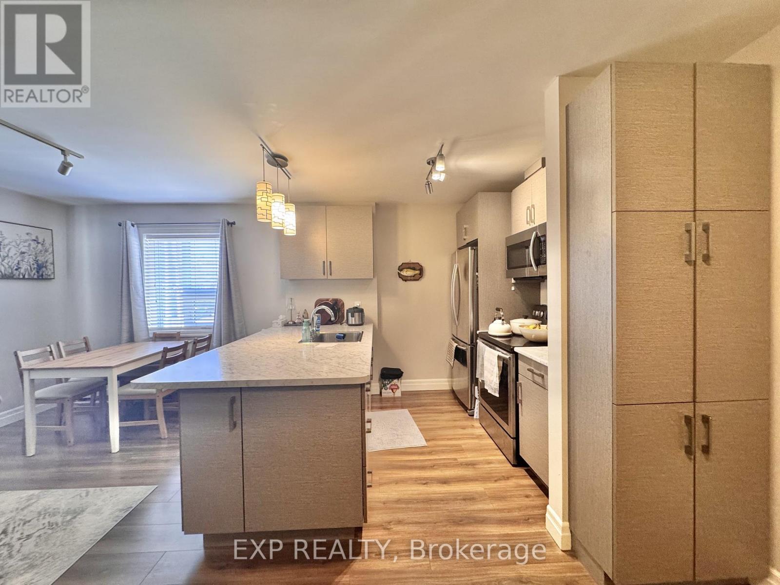 204 - 5 Paisley Boulevard E, Mississauga, Ontario  L6A 1P3 - Photo 7 - W12614390