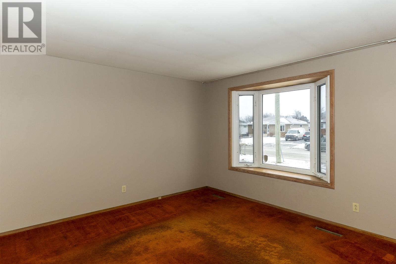 423 Churchill Dr W, Thunder Bay, Ontario  P7C 1V8 - Photo 2 - TB253638