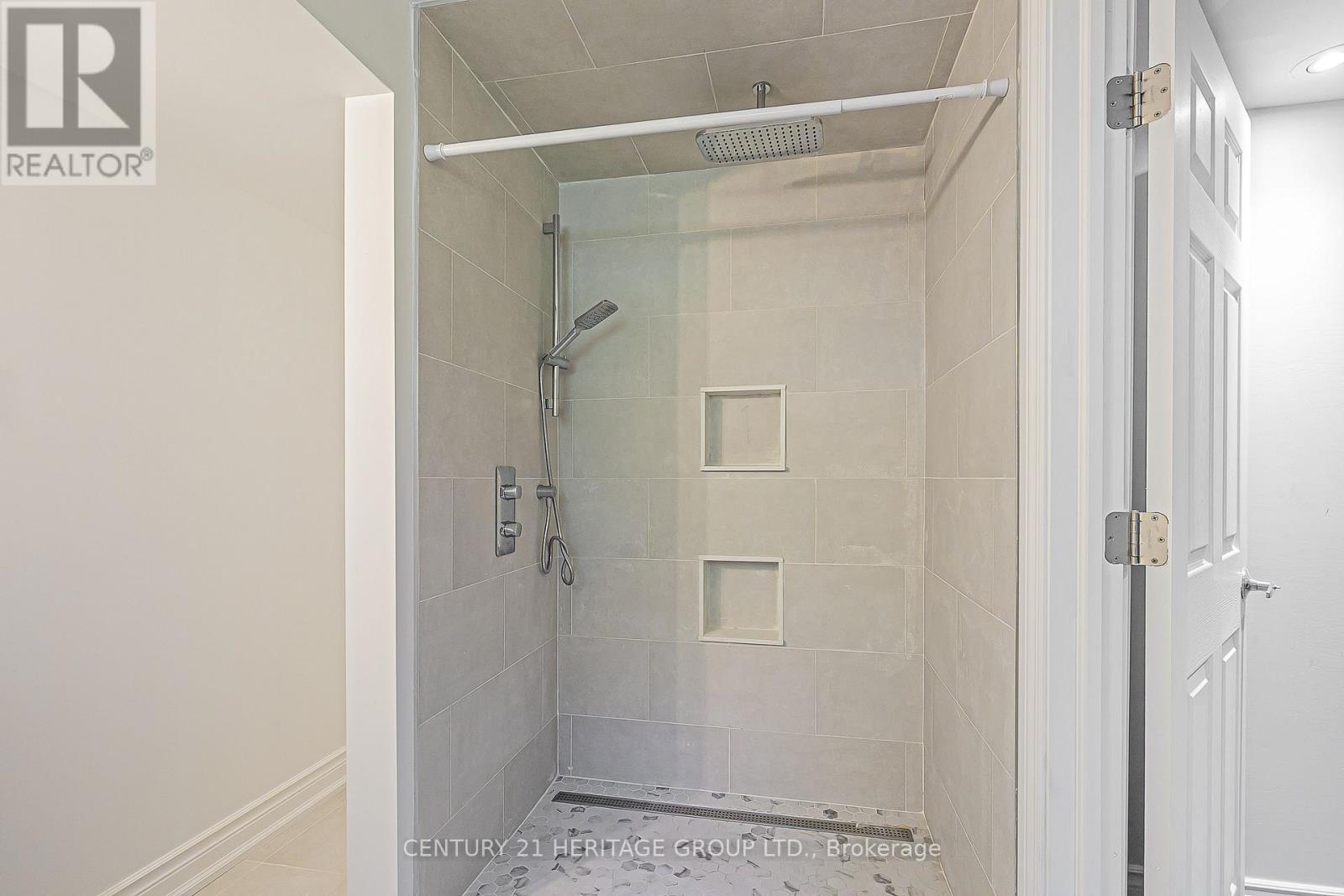 46 Pineneedle Drive, Aurora, Ontario  L4G 4Y6 - Photo 40 - N12456450