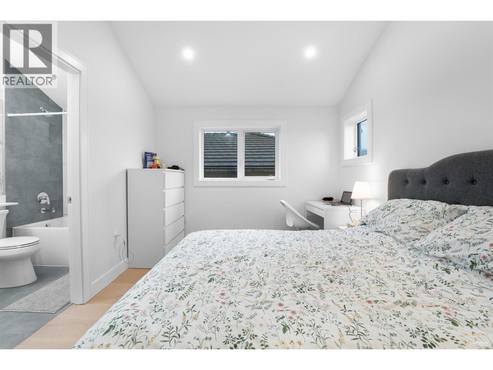 2881 E Georgia Street, Vancouver, British Columbia  V5K 2K3 - Photo 2 - R3073155