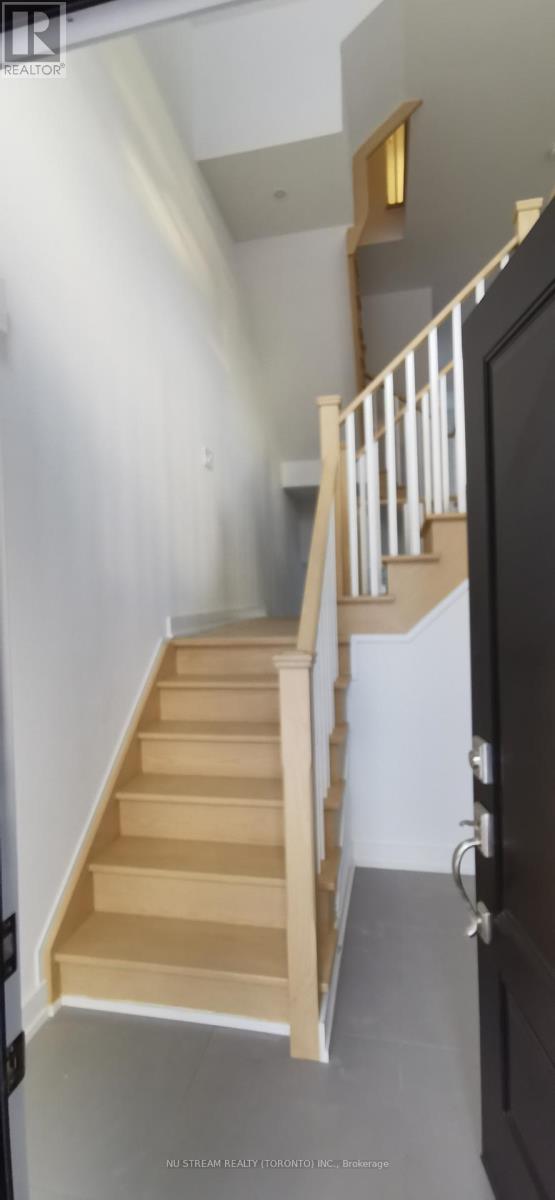 9 Carl Hill Lane, Richmond Hill, Ontario  L4C 5W8 - Photo 2 - N12614456