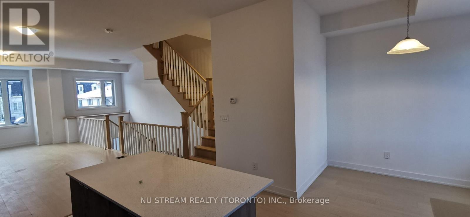 9 Carl Hill Lane, Richmond Hill, Ontario  L4C 5W8 - Photo 4 - N12614456