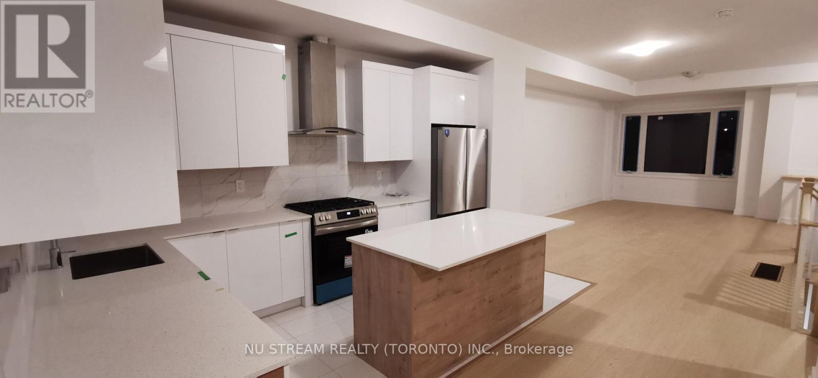 9 Carl Hill Lane, Richmond Hill, Ontario  L4C 5W8 - Photo 7 - N12614456