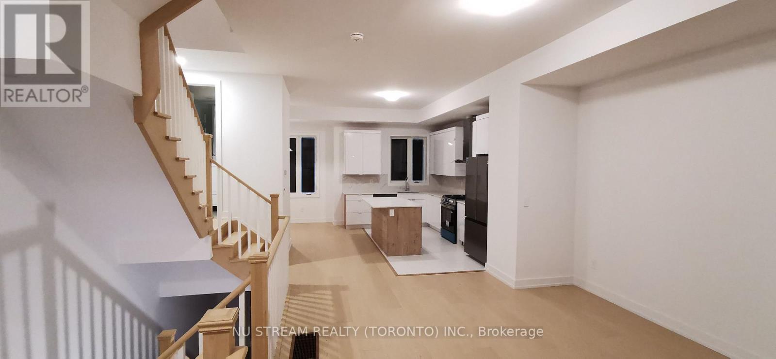 9 Carl Hill Lane, Richmond Hill, Ontario  L4C 5W8 - Photo 8 - N12614456