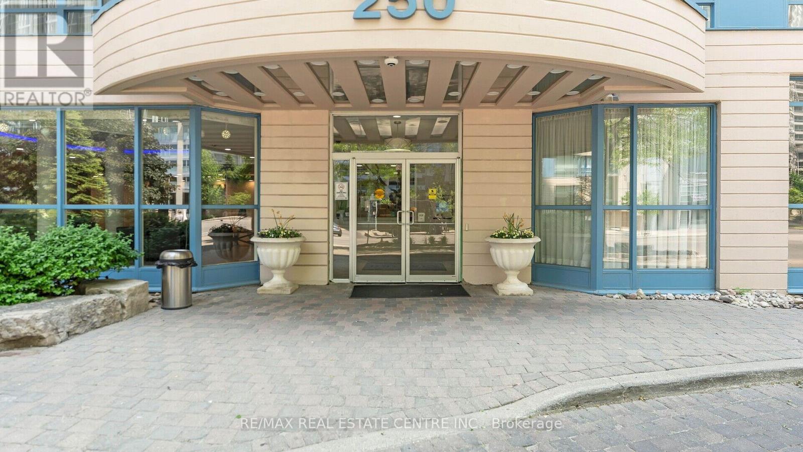 612 - 250 Webb Drive, Mississauga, Ontario  L5B 3Z4 - Photo 4 - W12614424