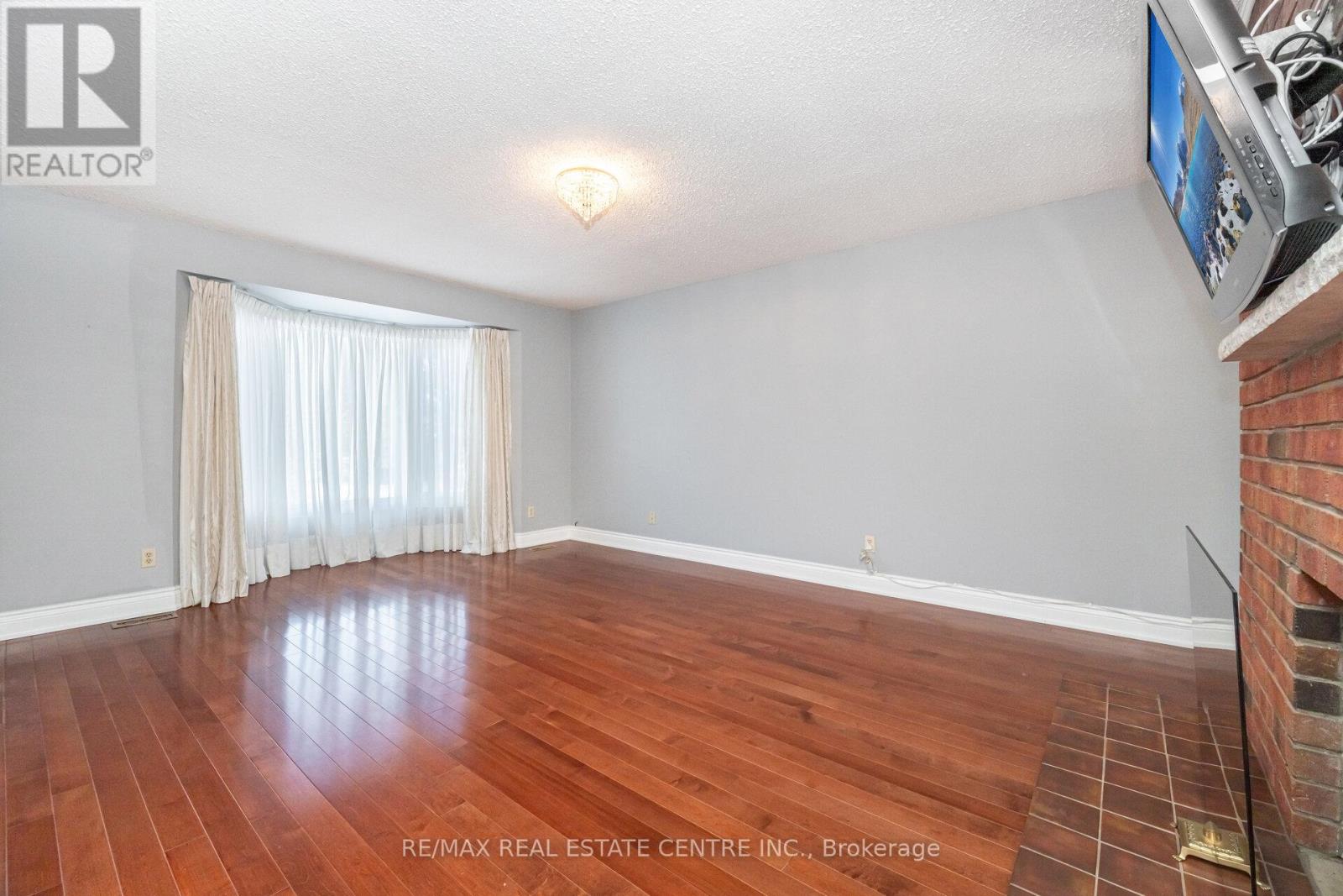 15 Brookbank Court, Brampton, Ontario  L6Z 3G4 - Photo 12 - W12614436