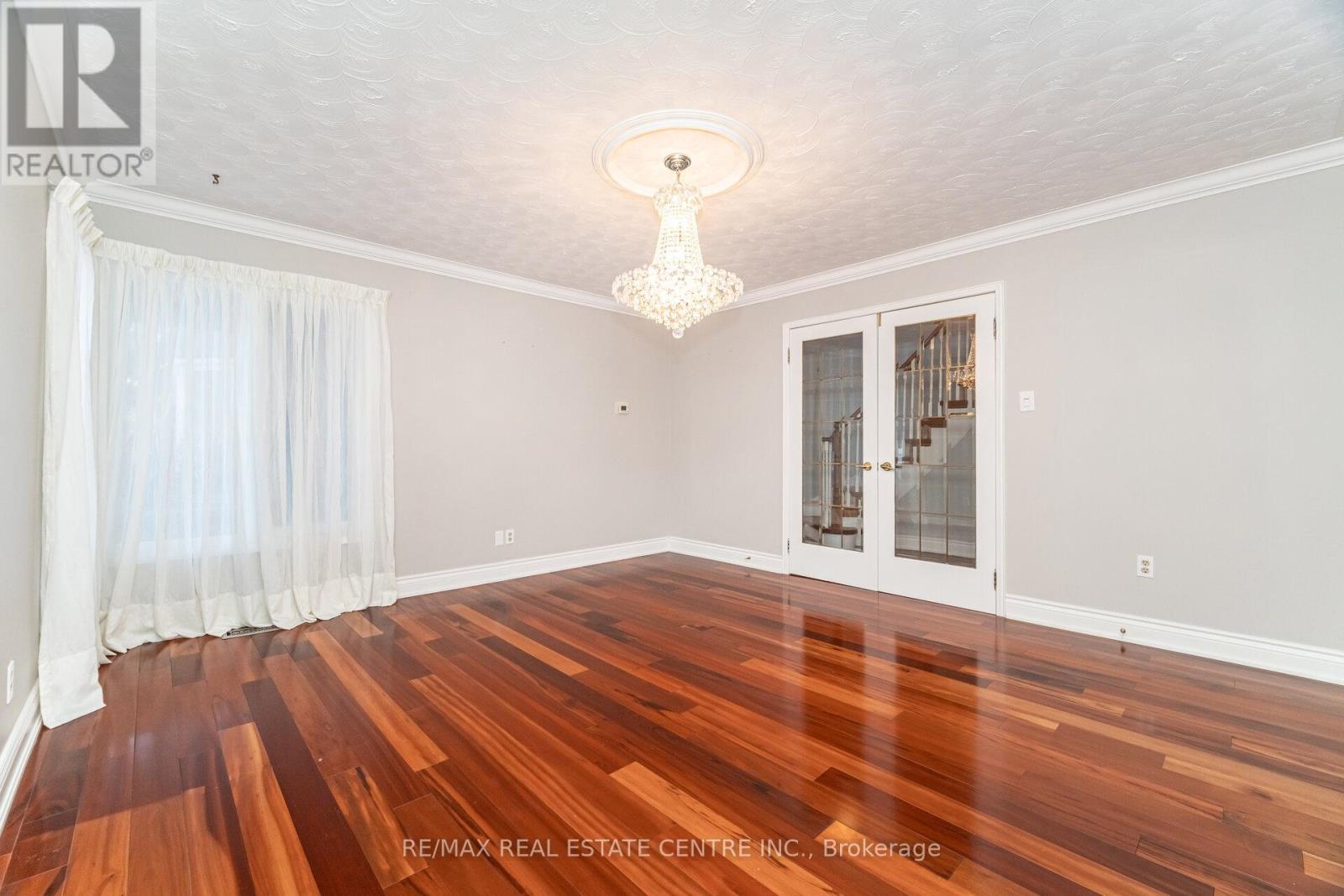 15 Brookbank Court, Brampton, Ontario  L6Z 3G4 - Photo 7 - W12614436