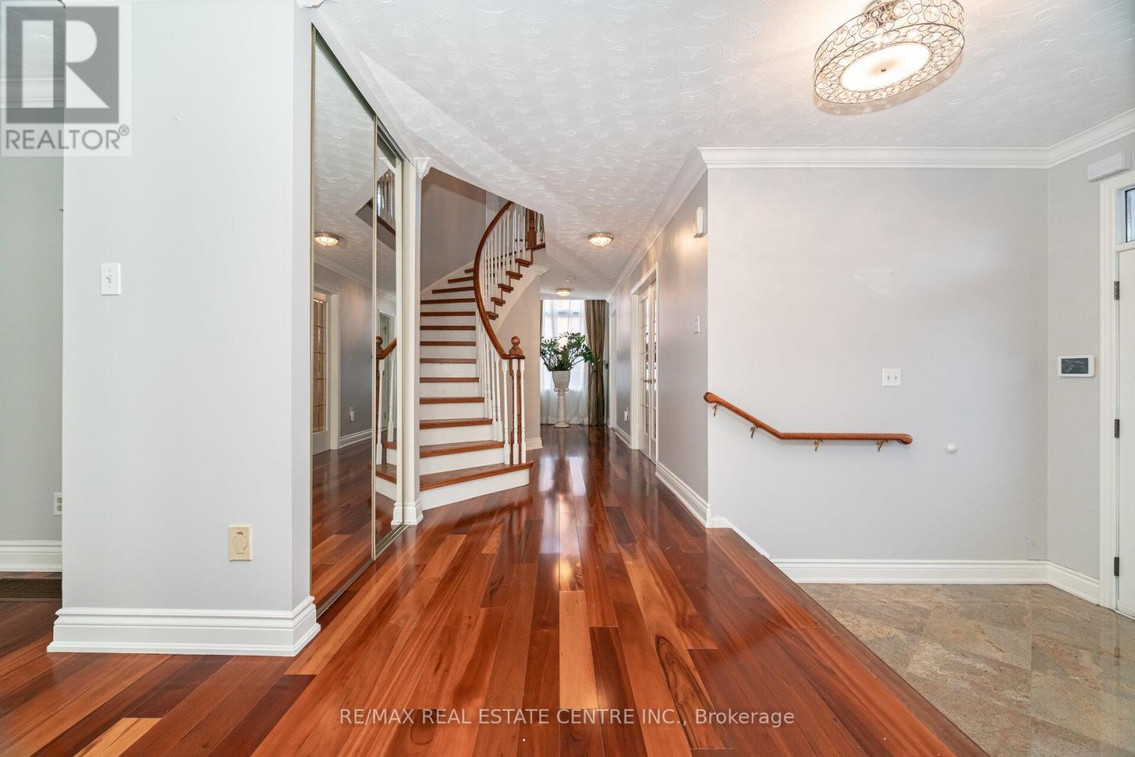 15 Brookbank Court, Brampton, Ontario  L6Z 3G4 - Photo 9 - W12614436