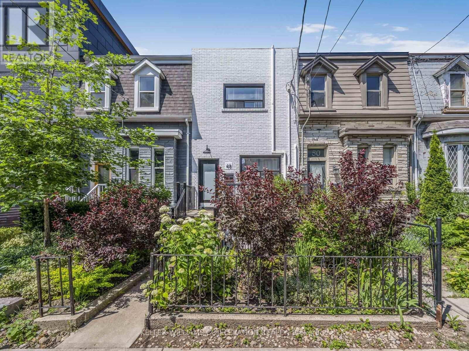 <div class="slider-price">$1,599,000</div><p>48 Massey Street, Toronto, Ontario</p>