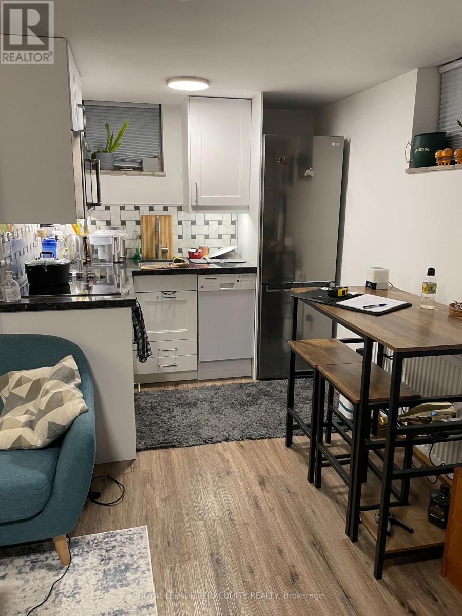 Lower - 69 Hillcrest Drive, Toronto, Ontario M6G 2E5 - Photo 5 - C12614540